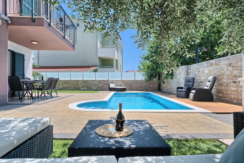 Privater Pool des Apartment Palm Garden